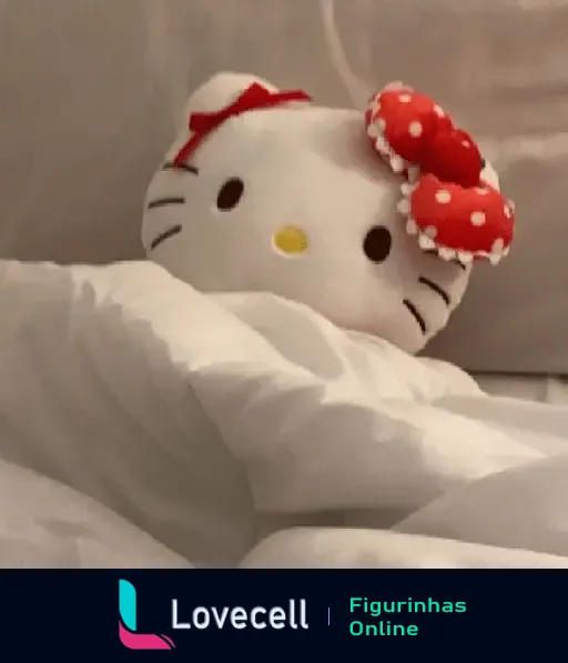 Pelúcia da Hello Kitty aconchegada debaixo das cobertas, com laços vermelhos na cabeça, deitada confortavelmente em uma cama acolhedora.