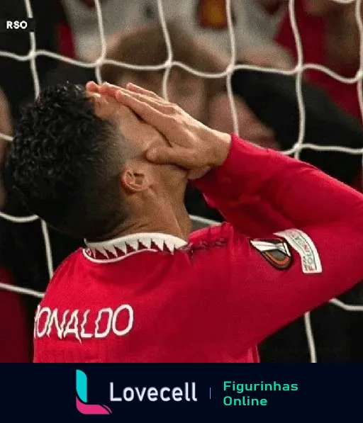 Cristiano Ronaldo comemorando com as mãos no rosto, vestindo uniforme vermelho, durante partida de futebol