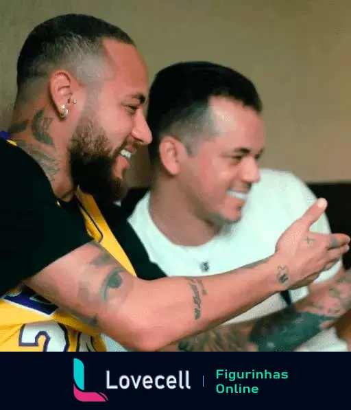 Neymar e homem sorrindo enquanto olham para um celular juntos, em um ambiente acolhedor