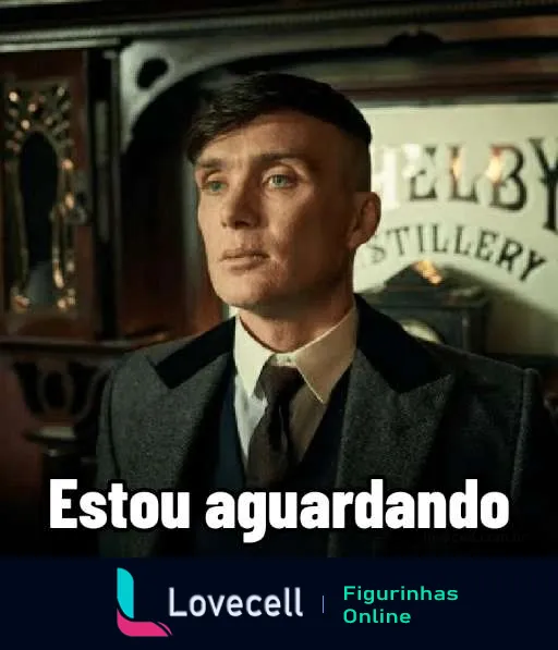 Figurinha de WhatsApp de um personagem masculino de Peaky Blinders, vestido com terno formal, em uma destilaria, olhando seriamente para frente com expressão de expectativa ou impaciência