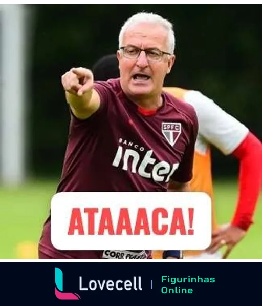 Treinador do São Paulo Futebol Clube apontando e gritando instruções durante treino, vestindo uniforme marrom, incentiva estratégia ofensiva com grito 'ATAAACAA!'