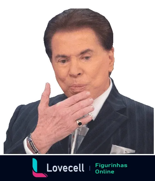 Silvio Santos, apresentador de TV, vestindo terno escuro e mandando um beijo com expressão carismática