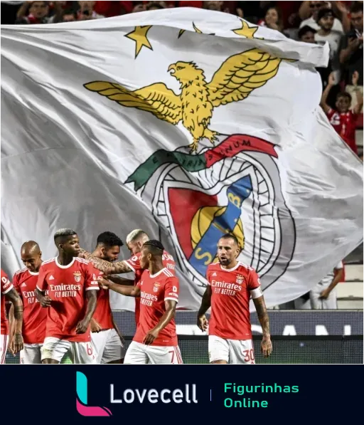 Jogadores do Benfica comemorando com uma grande bandeira do clube ao fundo, em uma cena de celebração com torcida animada