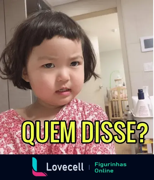 Figurinha da Coreaninha com expressão de dúvida e texto 'QUEM DISSE?' em destaque.