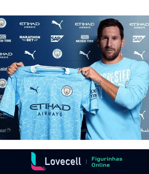 Figurinha de Messi segurando uma camisa do Manchester City, vestindo camiseta azul clara e sorrindo. Logos da Puma, Etihad Airways e Nexen Tire visíveis.