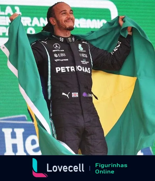 Lewis Hamilton sorrindo e segurando uma bandeira ao celebrar vitória, vestido com macacão da Mercedes com logos de Petronas e INEOS