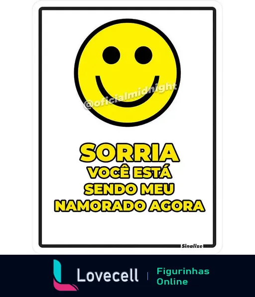 Imagem com fundo branco, um rosto sorridente amarelo no topo e texto abaixo: 'SORRIA VOCÊ ESTÁ SENDO MEU NAMORADO AGORA'. Marca d'água '@oficialmidnight'.