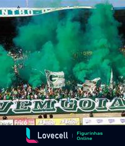 Torcida do Goiás Esporte Clube animada no estádio, com faixa 'Vem Goiás' e fumaças verdes ao fundo durante jogo