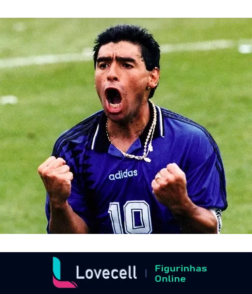 Jogador de futebol masculino famoso comemorando vitória, vestindo camisa azul escura número 10 da Adidas, expressão de triunfo e emoção