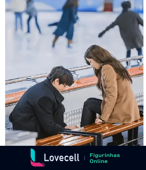 Cena de dorama com um homem e uma mulher sentados em um banco na beira de uma pista de patinação no gelo, conversando.