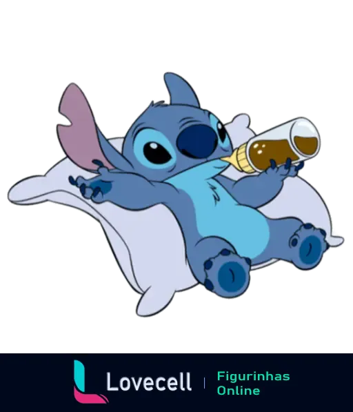 Stitch deitado confortavelmente enquanto bebe leite de um frasco, com uma expressão adorável e relaxada.