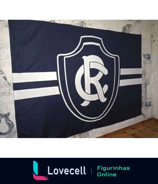 Bandeira do Clube do Remo com listras azuis e brancas e escudo com as iniciais CR