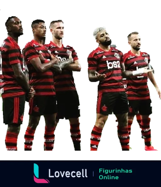 Quatro jogadores do Flamengo alinhados em pose séria, vestindo uniforme oficial listrado vermelho e preto