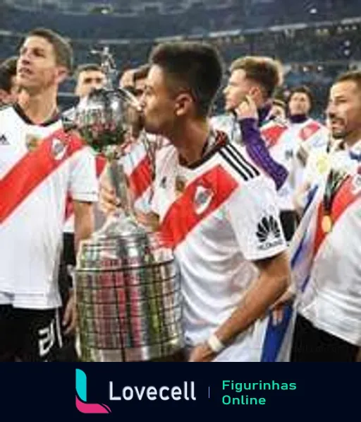 Jogador do River Plate segurando a Copa Libertadores com a camisa branca e faixa vermelha enquanto a equipe celebra ao fundo em um estádio lotado