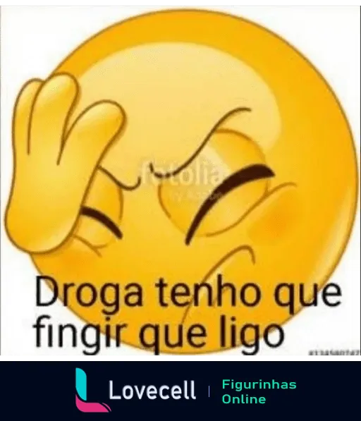 Emoji de expressão desapontada com a mão na cabeça, acompanhado do texto: 'Droga, tenho que fingir que ligo'. Usado para transmitir desânimo.