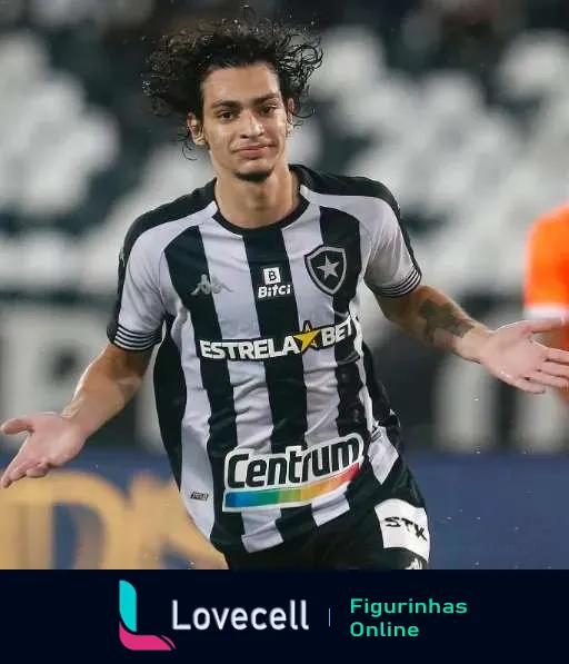 Jogador do Botafogo correndo em campo, com uniforme preto e branco e patrocínios visíveis, expressão focada e cabelos longos e encaracolados