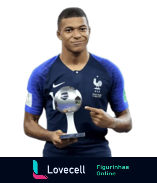 Mbappé sorrindo com a camisa número 10 da seleção francesa enquanto segura um troféu de prata