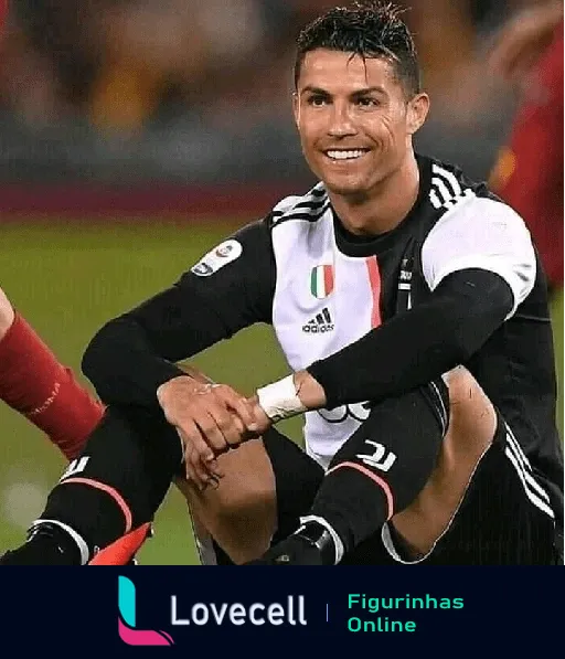 Cristiano Ronaldo sorrindo sentado no campo vestindo uniforme da Juventus preto e branco com logo da Adidas e patrocínio da Jeep