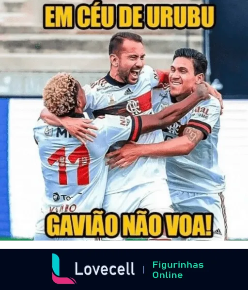 Figurinha do WhatsApp mostrando três jogadores do Flamengo comemorando gol, com frase 'Em céu de urubu gavião não voa' em provocação ao Corinthians