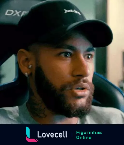 Neymar concentrado com boné 'Just do it' e fones de ouvido, exibindo tatuagem no pescoço