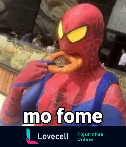 Homem Aranha comendo um salgadinho com expressão divertida e o texto mo fome, mostrando descontração e humor nessa cena engraçada.