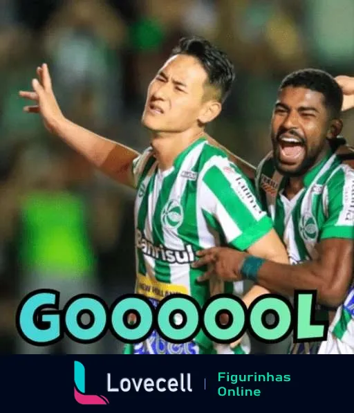 Dois jogadores do Juventude comemorando gol, um asiático com braços abertos e outro negro, ambos em uniformes verdes e brancos com logo da Banrisul