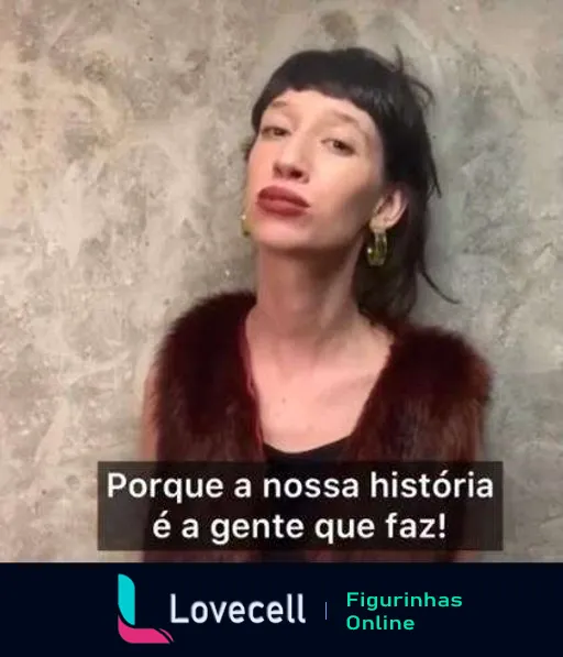 Figurinha da Tina com cabelo preto longo, franja e brincos grandes, vestindo casaco de pelo marrom e fazendo bico, texto 'Porque a nossa história é a gente que faz!'