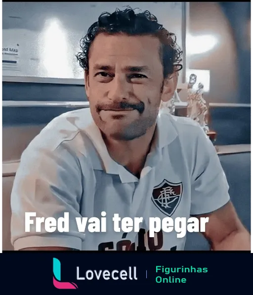 Figurinha do WhatsApp retratando um homem sorridente com camisa do Fluminense e a frase 'Fred vai te pegar', transmitindo um clima de celebração e camaradagem