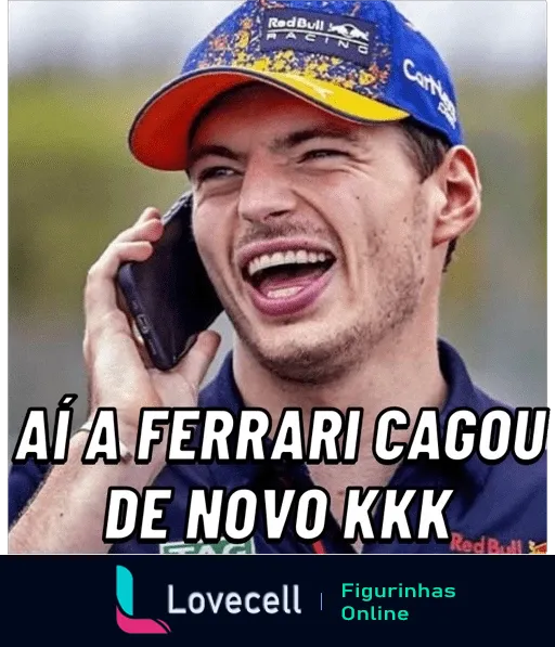 Figurinha de Max Verstappen sorrindo ao telefone, com boné da Red Bull Racing, texto humorístico 'Aí a Ferrari cagou de novo kkk'