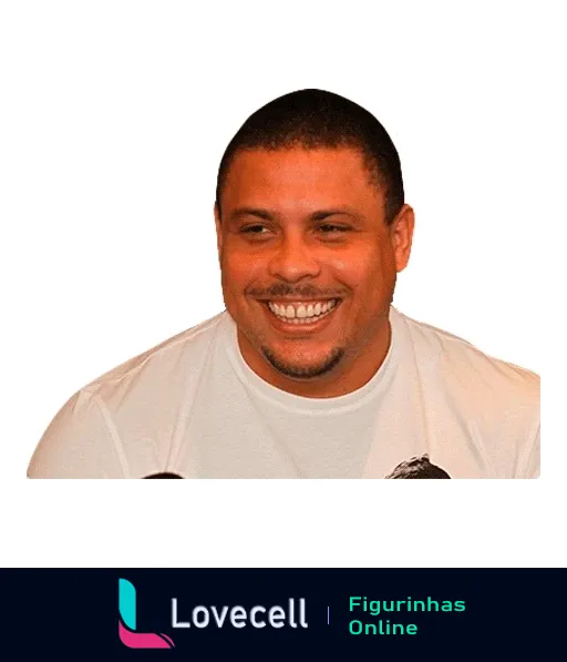 Ronaldo, jogador de futebol, sorrindo, vestindo camiseta branca, em momento de felicidade