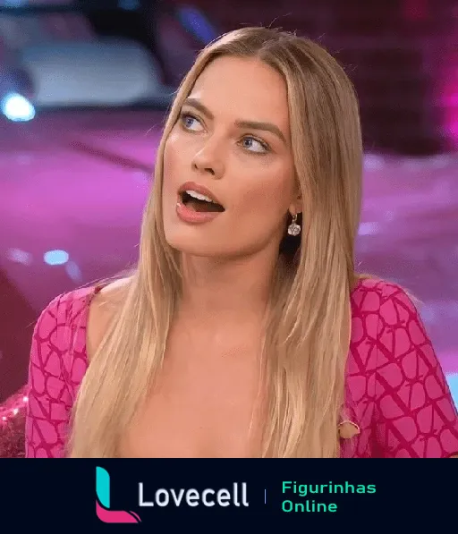 Margot Robbie (Barbie) olhando para cima surpresa, usando uma roupa rosa brilhante, cenário com luzes piscantes ao fundo.