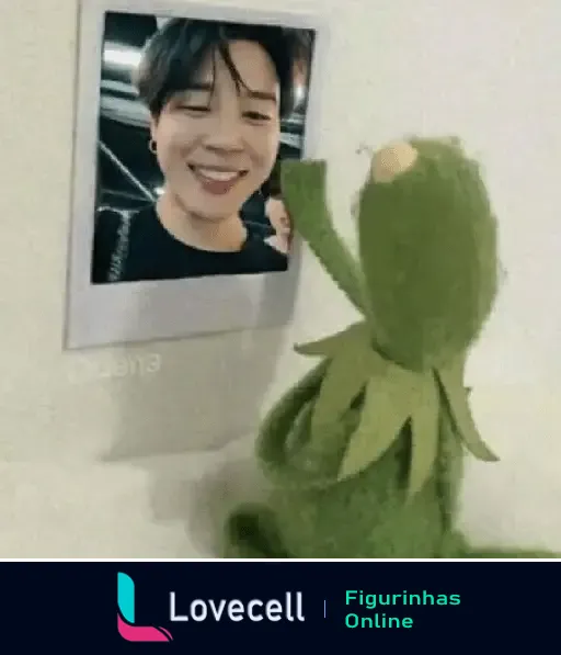 Animado Kermit, o sapo, abraçando uma foto polaroid de um membro do BTS, refletindo um mood triste e saudoso.