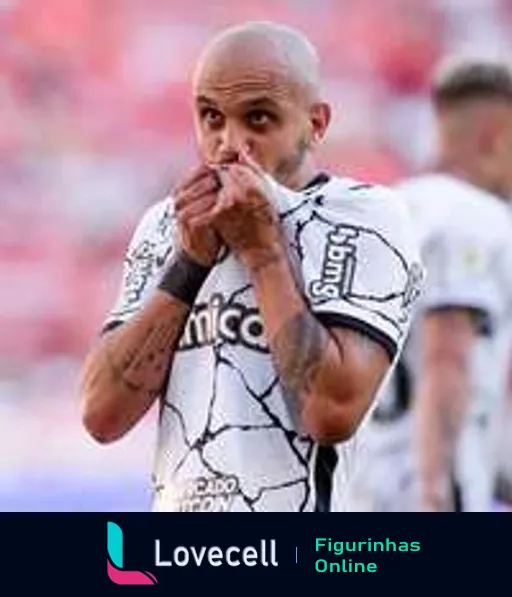 Jogador careca do Corinthians beijando o escudo da camisa com paixão e orgulho, expressando lealdade ao clube