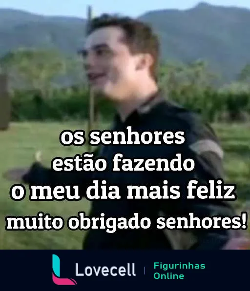 Homem sorrindo e gesticulando com campo ao fundo e texto 'os senhores estão fazendo o meu dia mais feliz muito obrigado senhores!' expressando gratidão e alegria