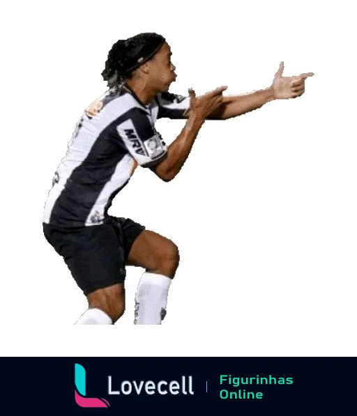 Ronaldinho Gaúcho comemorando um gol vestido com uniforme preto e branco do Atlético Mineiro, apontando com as mãos estendidas e cabelo preso com faixa