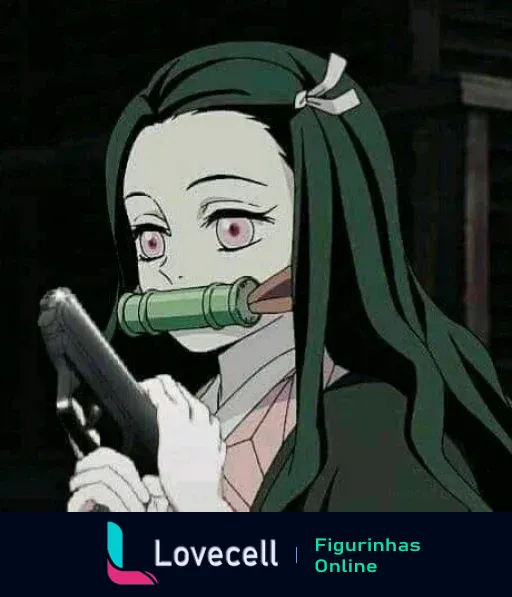 Kamado Nezuko do anime Demon Slayer segurando uma arma enquanto tem um bambu na boca. Expressão neutra e olhos rosados.