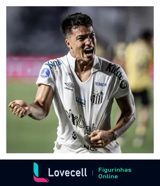 Jogador do Santos FC celebrando intensamente em campo durante partida noturna, vestindo uniforme branco com logos da Orthopride, Kicaldo e Unilider