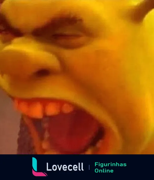 Shrek gritando com expressão de raiva e fúria, destacando seu rosto amarelo com dentes expostos.