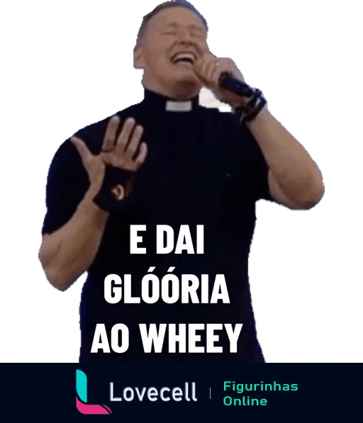 Um homem vestido de padre, sorrindo e cantando, com as mãos levantadas. Texto: 'E DAI GLÓÓRIA AO WHEEY'.