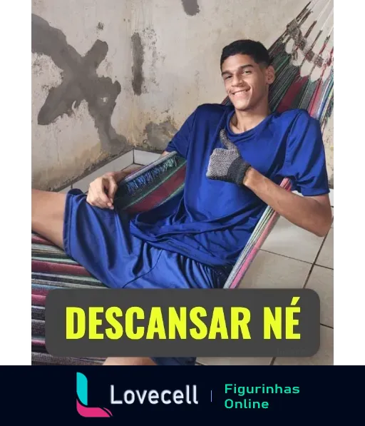 Jovem sorridente relaxando em uma rede com uniforme de futebol azul e luva, com parede desgastada ao fundo e frase 'DESCANSAR NÉ' destacada