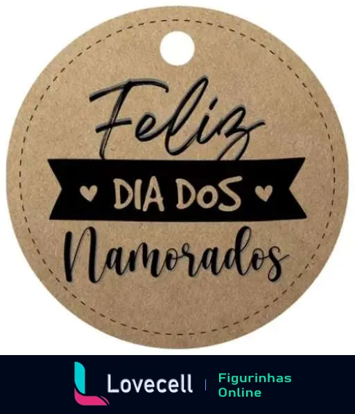 Etiqueta redonda com fundo de papel kraft e frase 'Feliz Dia dos Namorados' em letras cursivas pretas, decorada com faixa e corações