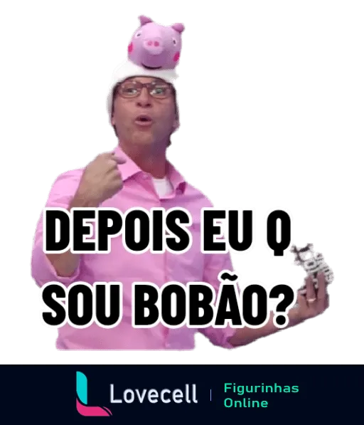 Figurinha do Craque Neto indignado vestindo camisa rosa e touca de porquinho, segurando garrafinha e exclamando 'Depois eu que sou bobão?'