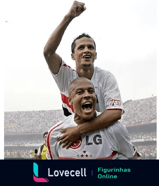 Dois jogadores do São Paulo Futebol Clube celebrando um gol em um estádio lotado, um jogador montado nos ombros do outro, ambos expressando grande alegria