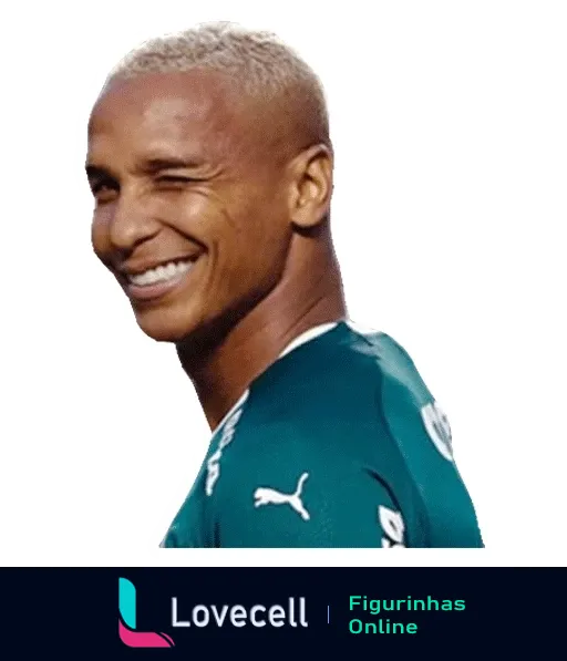 Jogador do Palmeiras sorrindo feliz, vestindo uniforme verde vibrante com emblema do clube no peito