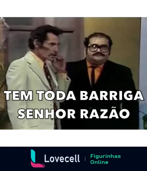 Figurinha de Seu Madruga e Senhor Barriga do Chaves. Seu Madruga vestido de branco ouvindo o Senhor Barriga, de terno laranja, que parece estar explicando algo. Texto 'TEM TODA BARRIGA SENHOR RAZÃO' inclusa.