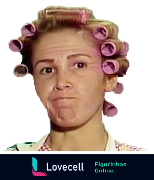 Dona Florinda do seriado Chaves com bobes roxos no cabelo, exibindo uma expressão descontente, típica de quem vai dar uma bronca.