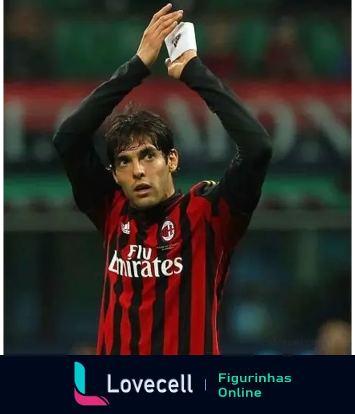 Jogador do Milan saudando a torcida com os braços levantados, vestindo uniforme Fly Emirates, demonstrando gratidão e conexão com os fãs no estádio