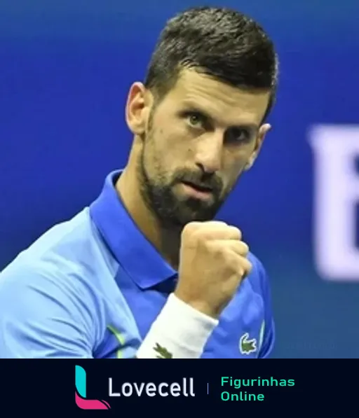 Novak Djokovic comemorando com expressão focada e determinada, vestido com camisa azul da Lacoste em um jogo de tênis