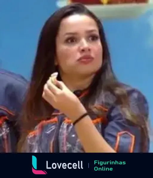 Juliette segurando um pedaço de comida e parecendo pensativa com expressão séria e cabelo solto