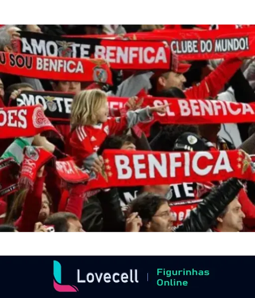 Torcida do Benfica vibrante no estádio, com pessoas usando cachecóis vermelhos e levantando faixas com textos 'AMO TE BENFICA' e 'EU SOU BENFICA', expressando paixão e apoio ao time.